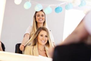 adulto donna a il capelli salone foto