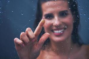 adulto donna sotto il doccia nel bagno foto