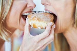 lgbt lesbica coppia amore momenti nel il cucina felicità concetto foto