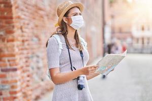 femmina turista indossare un' maschera giro turistico Danzica Polonia nel estate foto