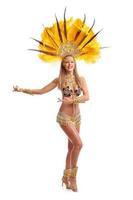 brasiliano donna in posa nel samba costume al di sopra di bianca sfondo foto