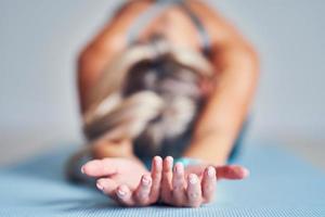 adulto donna praticando yoga a casa foto