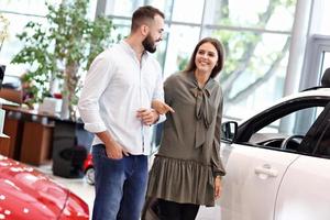 adulto coppia la scelta nuovo auto nel showroom foto