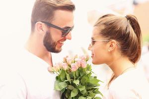 romantico coppia con fiori foto