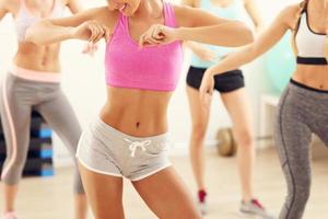 gruppo di contento persone con allenatore danza nel Palestra foto