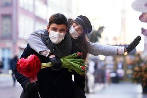 contento coppia festeggiare san valentino giorno nel maschere durante covid-19 pandemia foto