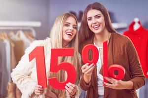 adulto donne shopping per Abiti nel boutique nel autunno foto