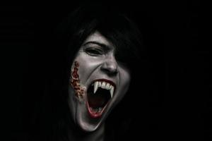Halloween vampiro bellissimo donna al di sopra di nero foto
