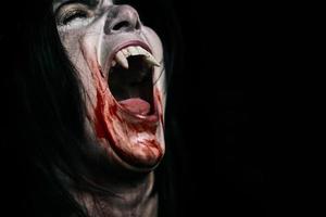 Halloween vampiro bellissimo donna al di sopra di nero foto