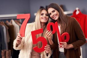 adulto donne shopping per vendita nel boutique nel autunno foto