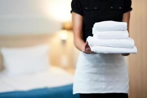 domestica con fresco asciugamani nel Hotel camera foto