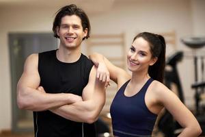 in forma coppia a il Palestra guardare molto attraente foto