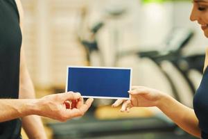 in forma coppia a il Palestra guardare molto attraente foto