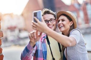 adulto contento turisti giro turistico Danzica Polonia nel estate foto