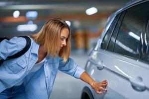 ritratto di giovane donna con graffiato auto a metropolitana parcheggio lotto foto