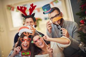 gruppo di amici festeggiare Natale a casa foto