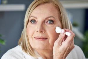 anziano donna nel il bagno foto