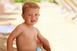 poco ragazzo su vacanze a spiaggia foto