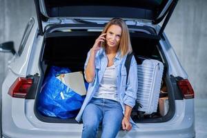 adulto donna turista nel metropolitana aeroporto parcheggio lotto foto