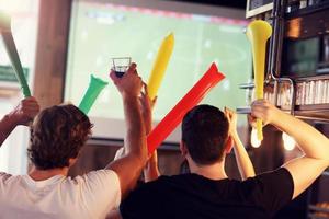 gruppo di amici Guardando calcio nel pub foto