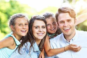 giovane famiglia con bambini avendo divertimento nel natura foto