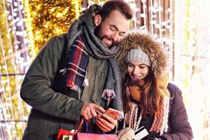 adulto coppia shopping nel il città durante Natale tempo foto