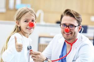 poco ragazza nel clinica avendo un' verifica con pediatra foto