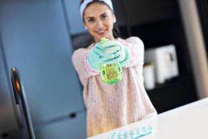 contento donna pulizia cucina controsoffitto foto