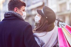 contento coppia festeggiare san valentino giorno nel maschere durante covid-19 pandemia foto