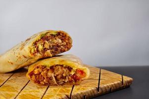 pastore messicano burrito con carne e caldo salsa foto