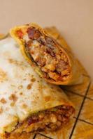 pastore messicano burrito con carne e caldo salsa foto