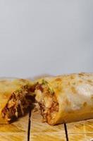 pastore messicano burrito con carne e caldo salsa foto