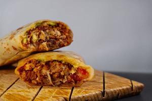 pastore messicano burrito con carne e caldo salsa foto