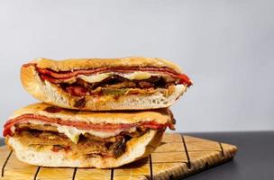 messicano torta caprichosa Grande con milanese Maiale, gamba prosciutto e formaggio foto