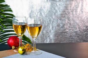 bellissimo Champagne bicchieri con Natale decorazioni e brillante argento sfondo foto