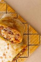 pastore messicano burrito con carne e caldo salsa foto