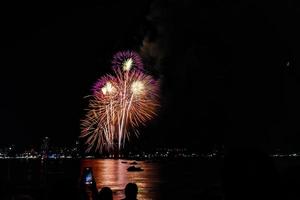 astratto colorato fuoco d'artificio sfondo leggero su il cielo con abbagliante Schermo foto