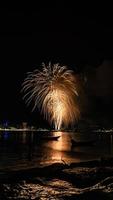 astratto colorato fuoco d'artificio sfondo leggero su il cielo con abbagliante Schermo foto