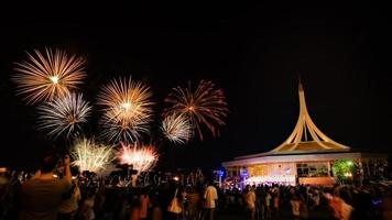 bellissimo fuochi d'artificio a il parco e persone guardare a il fuochi d'artificio foto