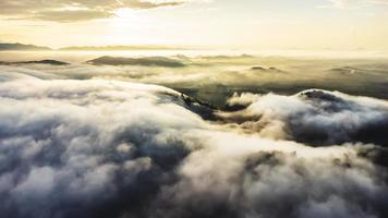 aereo Visualizza di paesaggio Alba sopra nuvole drammatico leggero foto