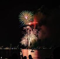 astratto colorato fuoco d'artificio sfondo leggero su il cielo con abbagliante Schermo foto