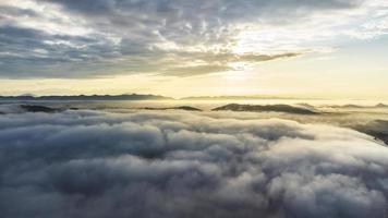 aereo Visualizza di paesaggio Alba sopra nuvole drammatico leggero foto