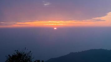 il sole è crescente a partire dal il orizzonte foto