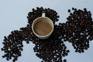 vicino su foto di caffè fagioli con un' tazza di caffè. concetto foto di caffè