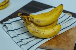 maturo giallo banane isolato su verde piatti. salutare cibo concetti foto. crudo biologico banane pronto per mangiare foto