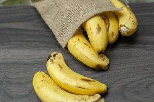 maturo giallo banane su di legno sfondo. salutare cibo concetti foto. crudo biologico banane pronto per mangiare foto