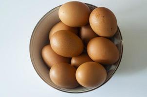 immagine di crudo uova su bianca ciotola a partire dal il superiore foto