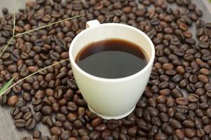 un' tazza di caffè e lotto di caffè fagioli. concetto foto di caffè