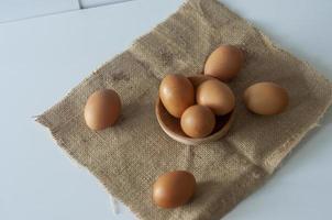 uova nel scatola. naturale salutare cibo e biologico agricoltura concetto. fresco pollo uova sfondo. foto