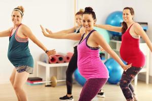 gruppo di incinta donne durante fitness classe foto